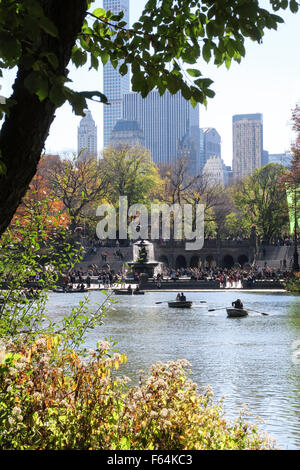 Barques sur le lac avec Skyline dans Central Park, NYC Banque D'Images