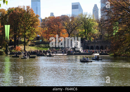 Barques sur le lac avec Skyline dans Central Park, NYC Banque D'Images