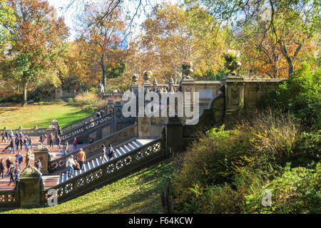 Les touristes appréciant Bethesda Terrace, Central Park, NYC Banque D'Images