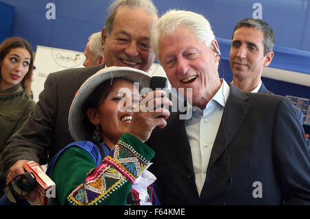 Lima, Pérou. 11Th Nov, 2015. L'ancien président américain Bill Clinton (R) pose avec une femme péruvienne lors de sa visite à une usine de 'Chakipi Acceso', une initiative de la Fondation Clinton, à Lima, Pérou, le 11 novembre 2015. Clinton est à Lima dans le cadre d'une tournée dont le Salvador et le Panama, visant à promouvoir l'atténuation de la campagne contre le réchauffement climatique et la réduction des émissions de gaz à effet de serre. © Presse présidentielle/ANDINA/Xinhua/Alamy Live News Banque D'Images