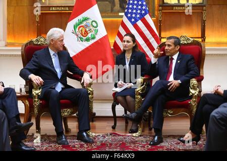 Lima, Pérou. 11Th Nov, 2015. Le Président péruvien Ollanta Humala(R) se réunit avec la visite de l'ancien président des États-Unis Bill Clinton (L) au Palais du Gouvernement à Lima, Pérou, le 11 novembre 2015. Clinton est à Lima dans le cadre d'une tournée dont le Salvador et le Panama, visant à promouvoir l'atténuation de la campagne contre le réchauffement climatique et la réduction des émissions de gaz à effet de serre. © Presse présidentielle/ANDINA/Xinhua/Alamy Live News Banque D'Images