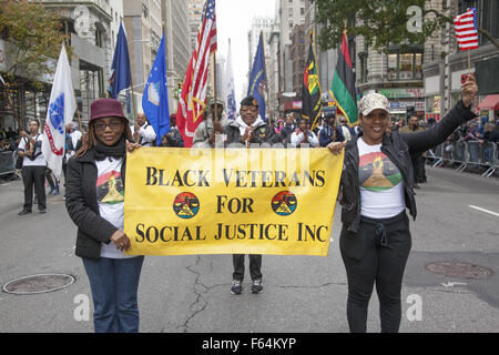 New York, USA. 11Th Nov, 2015. Les anciens combattants de toutes les guerres et de représentation avec la participation des Etats-Unis en mars le Veteran's Day Parade à New York. Crédit : David Grossman/Alamy Live News Banque D'Images