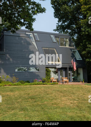 Extérieur de la maison à trois étages, Connecticut, États-Unis. style des années 1960 Banque D'Images