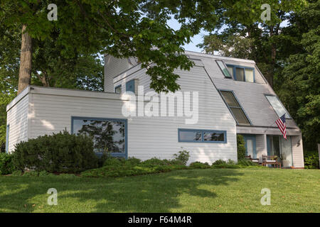 Extérieur de la maison à trois étages, Connecticut, États-Unis. style des années 1960 Banque D'Images