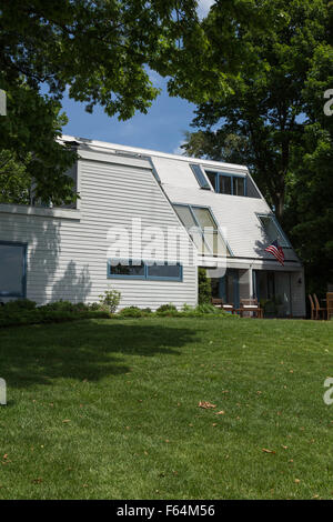 Extérieur de la maison à trois étages, Connecticut, États-Unis. style des années 1960 Banque D'Images