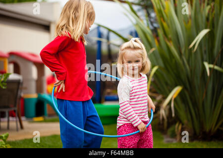 Deux petites filles dans un hula hoop Banque D'Images