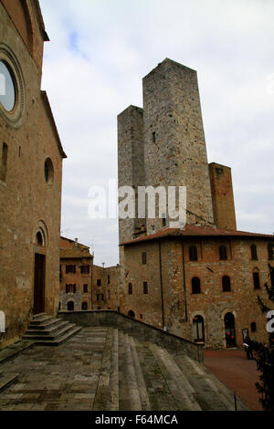 Étapes de l'hôtel de ville de San Gimignano, une ville médiévale avec de célèbres tours en pierre dans la région de Sienne, Toscane Italie Banque D'Images