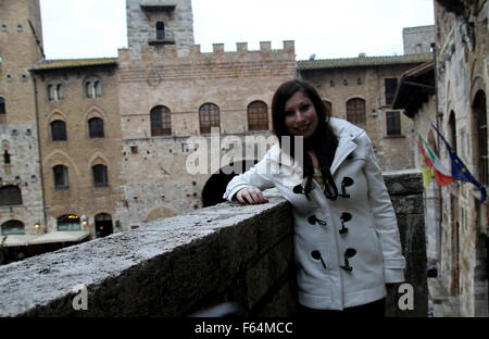 Jeune femme qui voyage seul dans l'ancienne mediival ville de San Gimignano, Toscane, Italie Banque D'Images