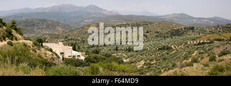 Panorama avec musée archéologique, centre d'interprétation, et paysage près du site historique de Mycènes, Grèce Banque D'Images