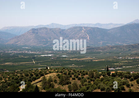 Les montagnes à travers la vallée du site historique de Mycènes, la Grèce, qui est dit être le profil d'Agamemnon à dormir. Banque D'Images