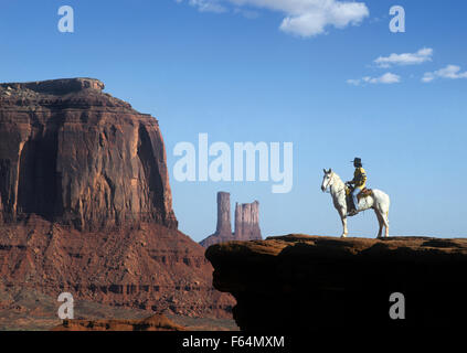 L'Utah, Monument Valley, Navajo Indian on horse Banque D'Images
