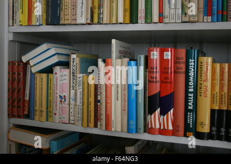 Stockholm, Suède. Août 18, 2015. Une rangée de livres pour enfants de la fin de l'auteur suédoise Astrid Lindgren sont en exposition dans son appartement à Stockholm, Suède, le 18 août 2015. La famille et les héritiers de l'héritage de Lindgren ont ouvert son appartement et étude pour fans et visiteurs à l'occasion du 108e anniversaire de l'auteur suédois, où elle avait vécu et travaillé pendant 60 ans. Photo : Julia Waeschenbach/dpa/Alamy Live News Banque D'Images