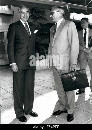 25 juin 1989 - Début des négociations de désarmement à Genève après sept mois de suspension le Start-Disarmament ont repris les pourparlers à Genève le 19 juin. Notre photo montre à gauche l'ancien ambassadeur américain à l'ouest de l'Allemagne Richard Burt, qui est maintenant le président des États-Unis, chef négociateur des armements, salles de son homologue soviétique Yuri Nazarkin à droite avant leurs premières discussions à Genève. 25-6-89 © Keystone Photos USA/ZUMAPRESS.com/Alamy Live News Banque D'Images