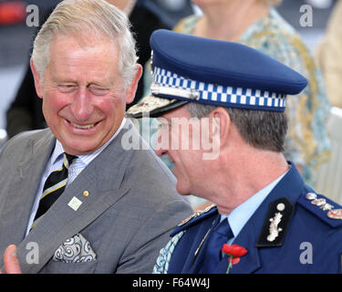 Sydney, Australie. Le 12 novembre 2015. Le Prince Charles, prince de Galles (à gauche) et du New South Wales, commissaire de police Andrew Scipione (droite) chat lors d'une visite à l'unité montée sur la police NSW à Redfern, Sydney. Credit : MediaServicesAP/Alamy Live News Banque D'Images