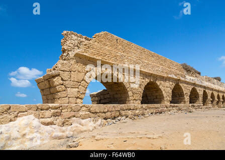 Les vestiges d'un aqueduc romain près de la ville historique de Césarée, en Israël, au Moyen-Orient. Banque D'Images