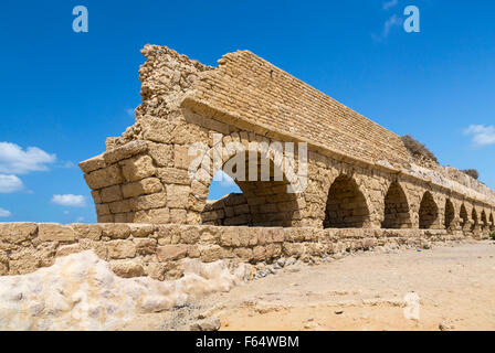 Les vestiges d'un aqueduc romain près de la ville historique de Césarée, en Israël, au Moyen-Orient. Banque D'Images
