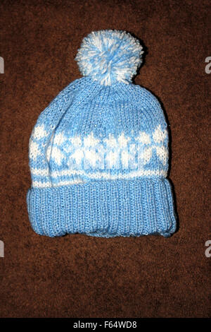 Twinkle Snow Flake bobble hat tricoté main par Carole créées à partir de fils bleu et blanc acrylique Banque D'Images