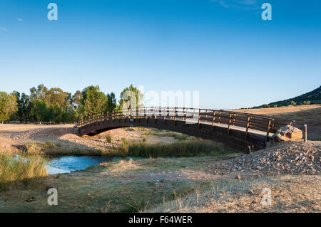 Petit pont de bois sur le fleuve Bullaque à sa passer par Porzuna, La Mancha, Ciudad Real, Espagne Banque D'Images