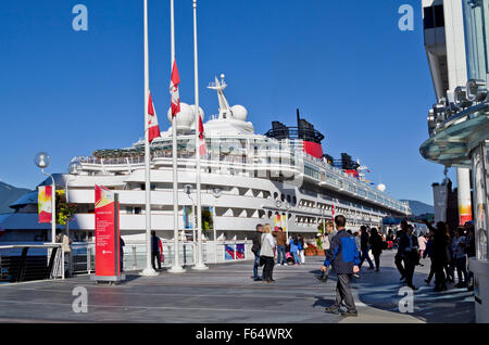 Bateau de croisière Disney amarré à la Place du Canada, à Vancouver, Canada. Banque D'Images