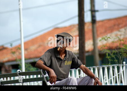 Homme portant un chapeau et des lunettes de fumer un cigare, Vinales, Cuba Banque D'Images