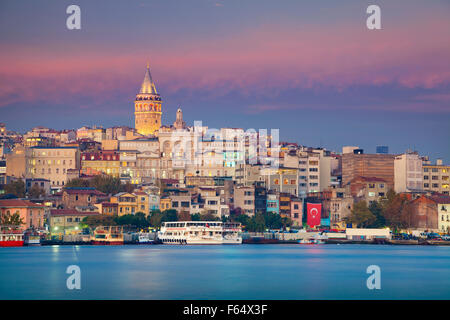 Istanbul. Droit d'Istanbul et la Tour de Galata au crépuscule heure bleue. Banque D'Images