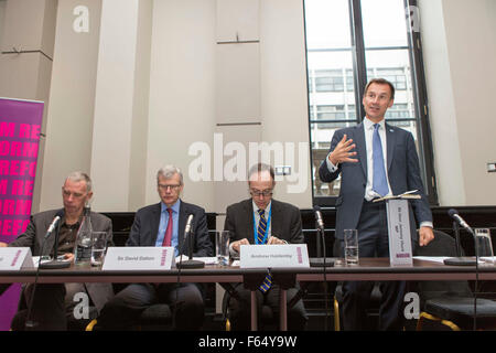 Jeremy Hunt MP au congrès du parti conservateur en 2015. Marge - Le NHS 25 ans avant la réforme : et de la technologie. Banque D'Images