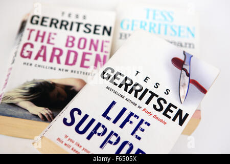 Les romans de Tess Gerritsen poche un écrivain américain connu pour ses thrillers médicaux et romantique Banque D'Images