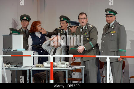 Acteurs (L-R) jusqu'à Schmidt, Elke Richter, Joachim Unger, Karl-Fred Mueller comme lieutenant-colonel Harald Jaeger, Hagen Ritschel, Paul Simon, et Hilmar Eichhorn comme le Major Peter Arndt effectuer pendant la répétition générale de la pièce "Bornholmer Strasse' Neuer Theatre à Halle/Saale, Allemagne, 11 novembre 2015. Le jeu reprend le matériau du film du même nom et traite les événements au GDR frontalier de Bornholmer Strasse après la conférence de presse de Schabowski légendaire de 09 novembre 1989. La 1ère lecture le 12 novembre 2015. Photo : HENDRIK SCHMIDT/dpa Banque D'Images