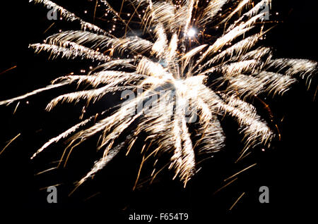 Beau feu d'artifice le ciel nocturne d'hiver dans le cercle arctique, dans le nord de la Norvège le soir du réveillon de l'année 2014