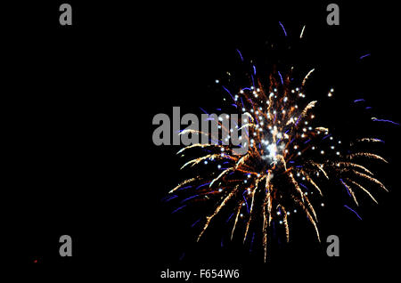 Beau feu d'artifice le ciel nocturne d'hiver dans le cercle arctique, dans le nord de la Norvège le soir du réveillon de l'année 2014