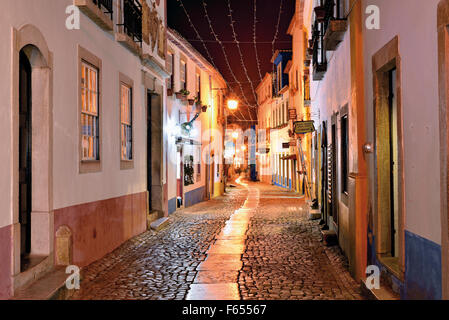 Portugal : l'Allée illuminée nocturne dans le village historique d'Óbidos Banque D'Images