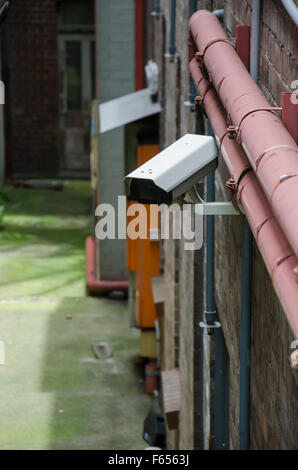 Caméras de vidéosurveillance ou de sécurité montées sur un mur extérieur dans une allée, à Sydney, en Australie Banque D'Images