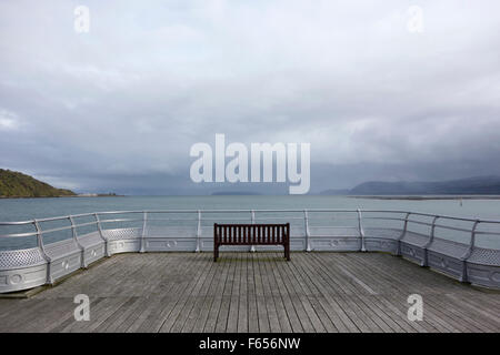 Siège avec vue sur la jetée Nord du Pays de Galles à Bangor Banque D'Images