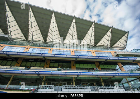 Ascot Racecourse est un hippodrome, situé à Ascot, Berkshire, Angleterre, qui est utilisé pour les courses de chevaux pur-sang. Grande Tribune Banque D'Images