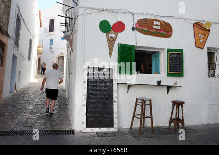 Petit bar ouvert au public, dans la vieille ville de Dalt Vila à Ibiza, Espagne Banque D'Images