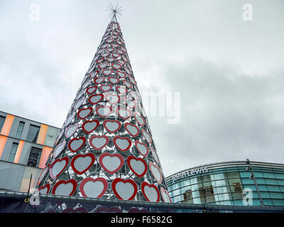 L'arbre de Noël le plus grand du Royaume-Uni en cours de construction au centre commercial Liverpool One à Liverpool. Banque D'Images