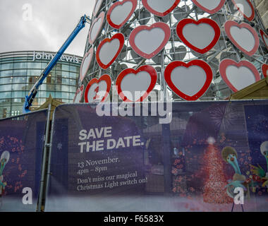 L'arbre de Noël le plus grand du Royaume-Uni en cours de construction au centre commercial Liverpool One à Liverpool. Banque D'Images