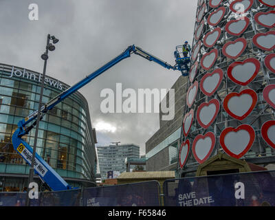 L'arbre de Noël le plus grand du Royaume-Uni en cours de construction au centre commercial Liverpool One à Liverpool. Banque D'Images