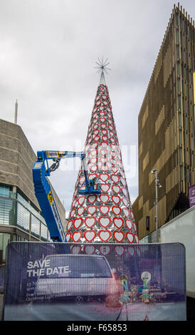 L'arbre de Noël le plus grand du Royaume-Uni en cours de construction au centre commercial Liverpool One à Liverpool. Banque D'Images