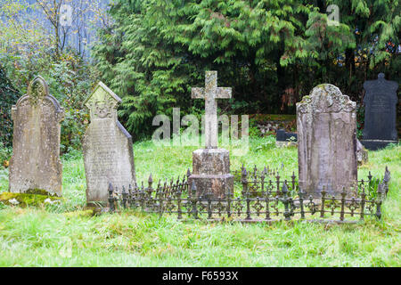 Pierres tombales cimetière de la chapelle de Gosen à Cynghordy, Carmarthenshire, Mid Wales UK en novembre Banque D'Images