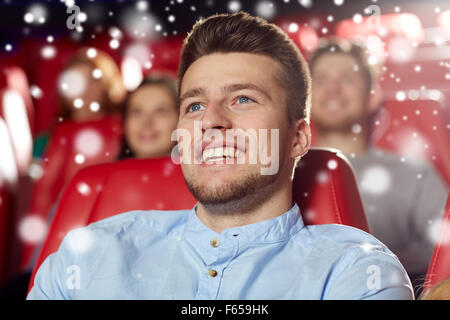 Happy young man watching movie in theatre Banque D'Images