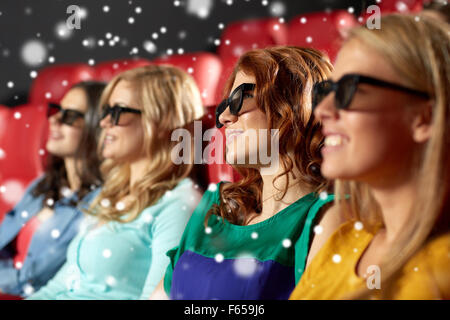 Happy female friends watching movie en 3d Theatre Banque D'Images