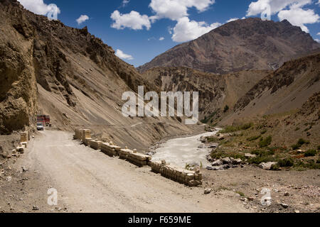 L'Inde, l'Himachal Pradesh, rivière Spiti valley, Hindustan-Tibet Autoroute, route à travers des éboulis instables Banque D'Images