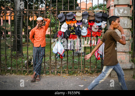 Dhaka, Bangladesh. 12Th Nov, 2015. Nov 12, 2015 - Dhaka, Bangladesh - les ventes des vendeurs de rue sur la rue de Dhaka. © Mohammad Ponir Hossain/ZUMA/Alamy Fil Live News Banque D'Images