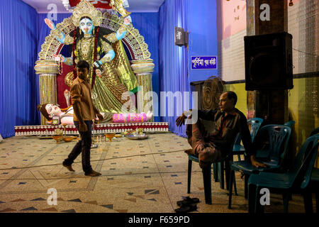 Dhaka, Bangladesh. 12Th Nov, 2015. Nov 12, 2015 - Dhaka, Bangladesh - hindous belivers fait étape de simulacre pour Kalipuja. © Mohammad Ponir Hossain/ZUMA/Alamy Fil Live News Banque D'Images