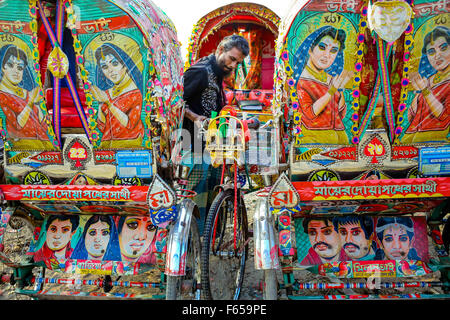 Dhaka, Bangladesh. 12Th Nov, 2015. Nov 12, 2015 - Dhaka, Bangladesh - Extracteur de pousse-pousse pousse-pousse son parking est après le travail. © Mohammad Ponir Hossain/ZUMA/Alamy Fil Live News Banque D'Images