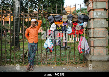 Dhaka, Bangladesh. 12Th Nov, 2015. Nov 12, 2015 - Dhaka, Bangladesh - les ventes des vendeurs de rue sur la rue de Dhaka. © Mohammad Ponir Hossain/ZUMA/Alamy Fil Live News Banque D'Images