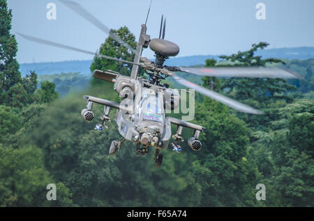 AgustaWestland Apache est un construit sous licence version du AH-64D Longbow Apache Hélicoptère d'attaque de l'armée britannique. Vers le bas dans les arbres. Tank killer Banque D'Images