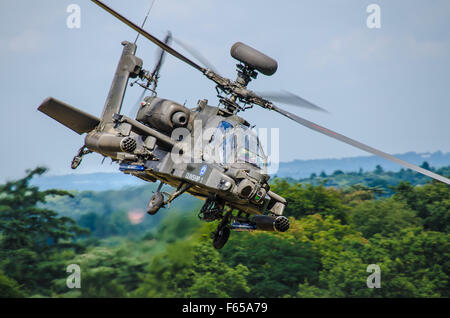 AgustaWestland Apache est un construit sous licence version du AH-64D Longbow Apache Hélicoptère d'attaque de l'armée britannique. Vers le bas dans les arbres. Tank killer Banque D'Images