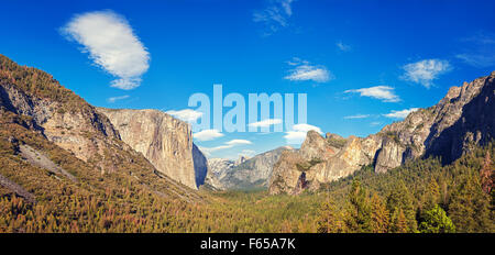 La Vallée Yosemite à partir de la vue de tunnel, Yosemite National Park, California, USA. Banque D'Images